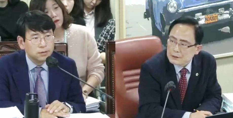 김형재 의원이 지난 4일 열린 서울시의회 제333회 정례회 문화체육관광위원회 행정사무감사에서 서울시 홍보기획관을 상대로 TBS(교통방송) 관련 예산 집행의 형평성 및 투명성 부족 문제를 지적하고 있다.