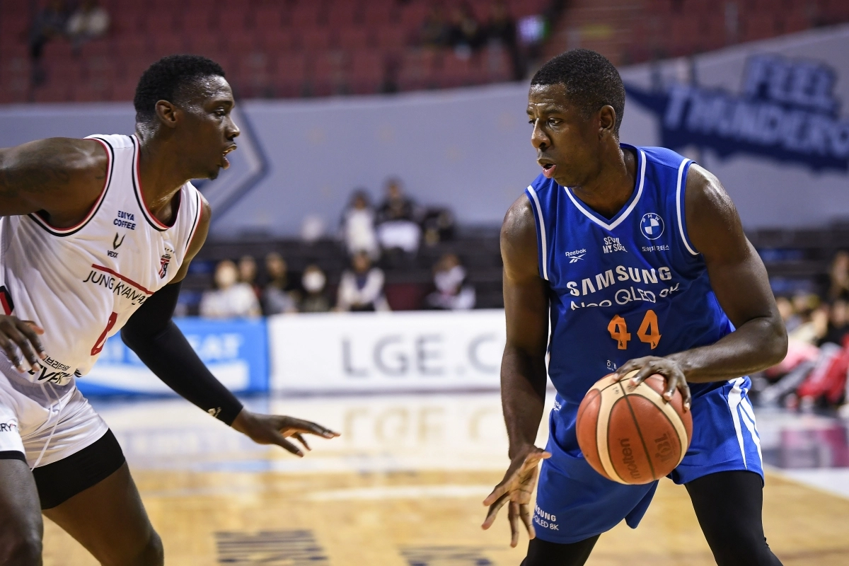 서울 삼성 앤드류 니콜슨이 5일 서울 잠실실내체육관에서 열린 2025~26 프로농구 정규시즌 안양 정관장과의 홈 경기에서 조니 오브라이언트를 상대로 공격하고 있다. KBL 제공