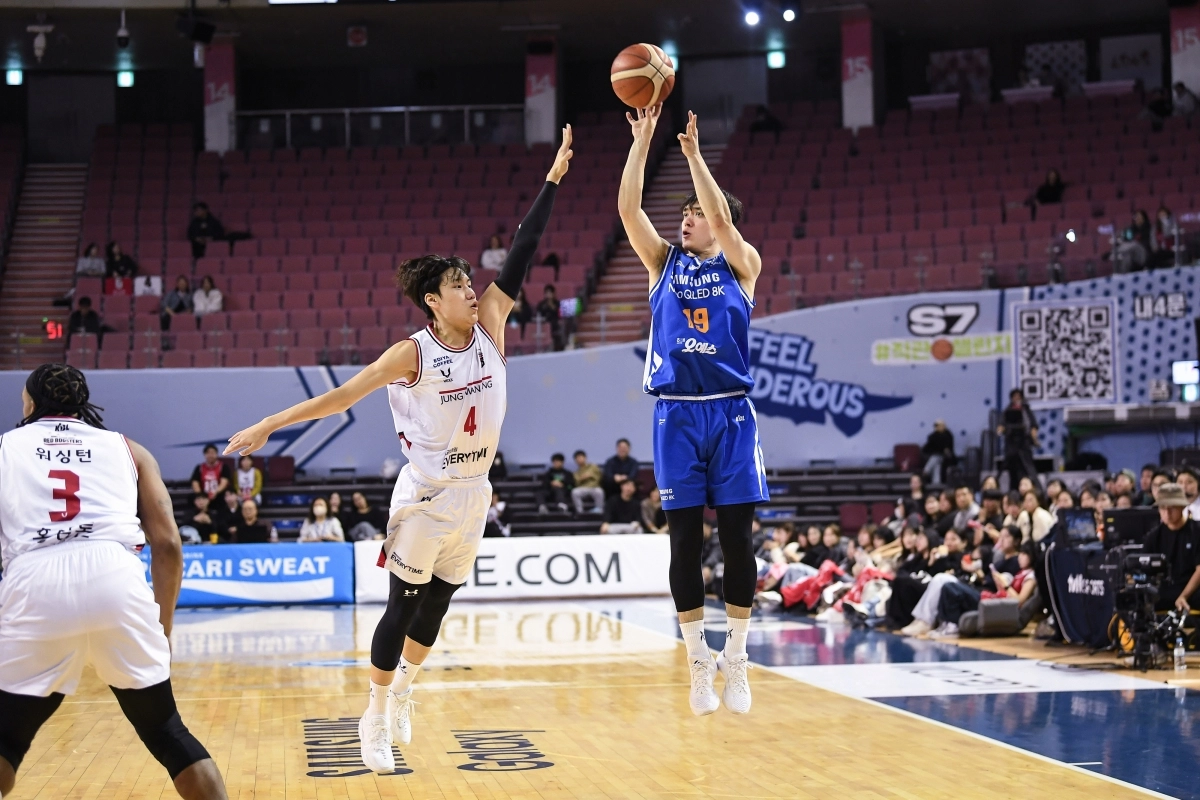 서울 삼성 이근휘가 5일 서울 잠실실내체육관에서 열린 2025~26 프로농구 정규시즌 안양 정관장과의 홈 경기에서 슛하고 있다. KBL 제공