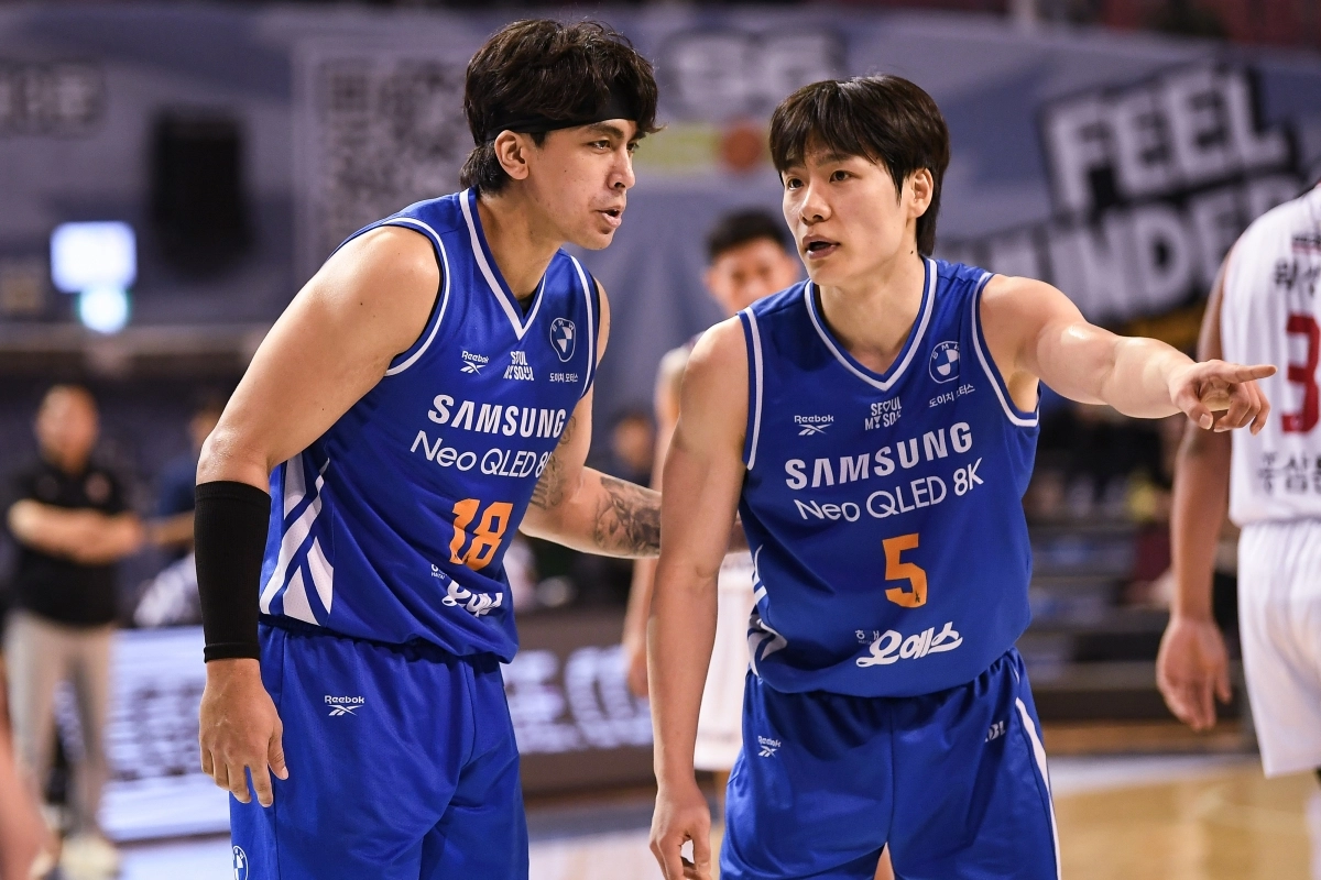 서울 삼성 저스틴 구탕이 5일 서울 잠실실내체육관에서 열린 2025~26 프로농구 정규시즌 안양 정관장과의 홈 경기에서 한호빈과 대화하고 있다. KBL 제공