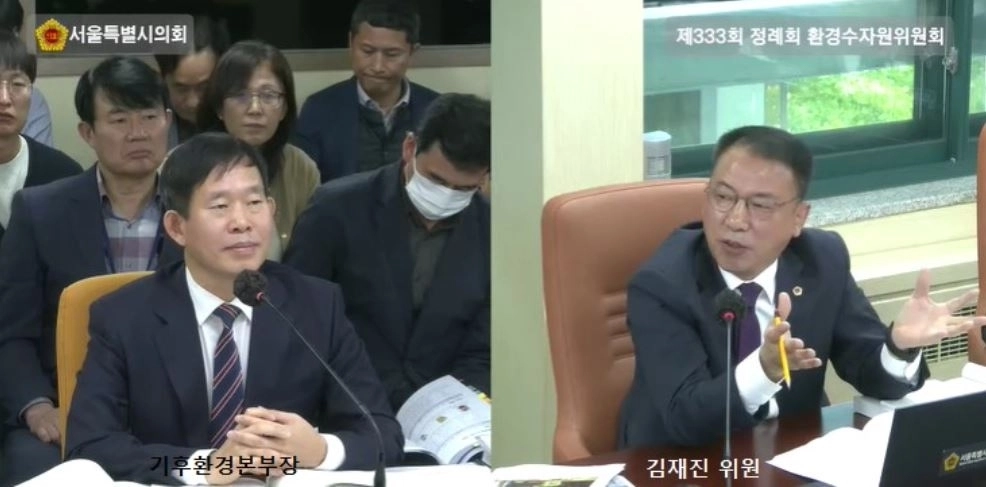 제333회 정례회의 2025년 기후환경본부 행정사무감사에서 기후환경본부본부장에게 질의하는 김재진 의원