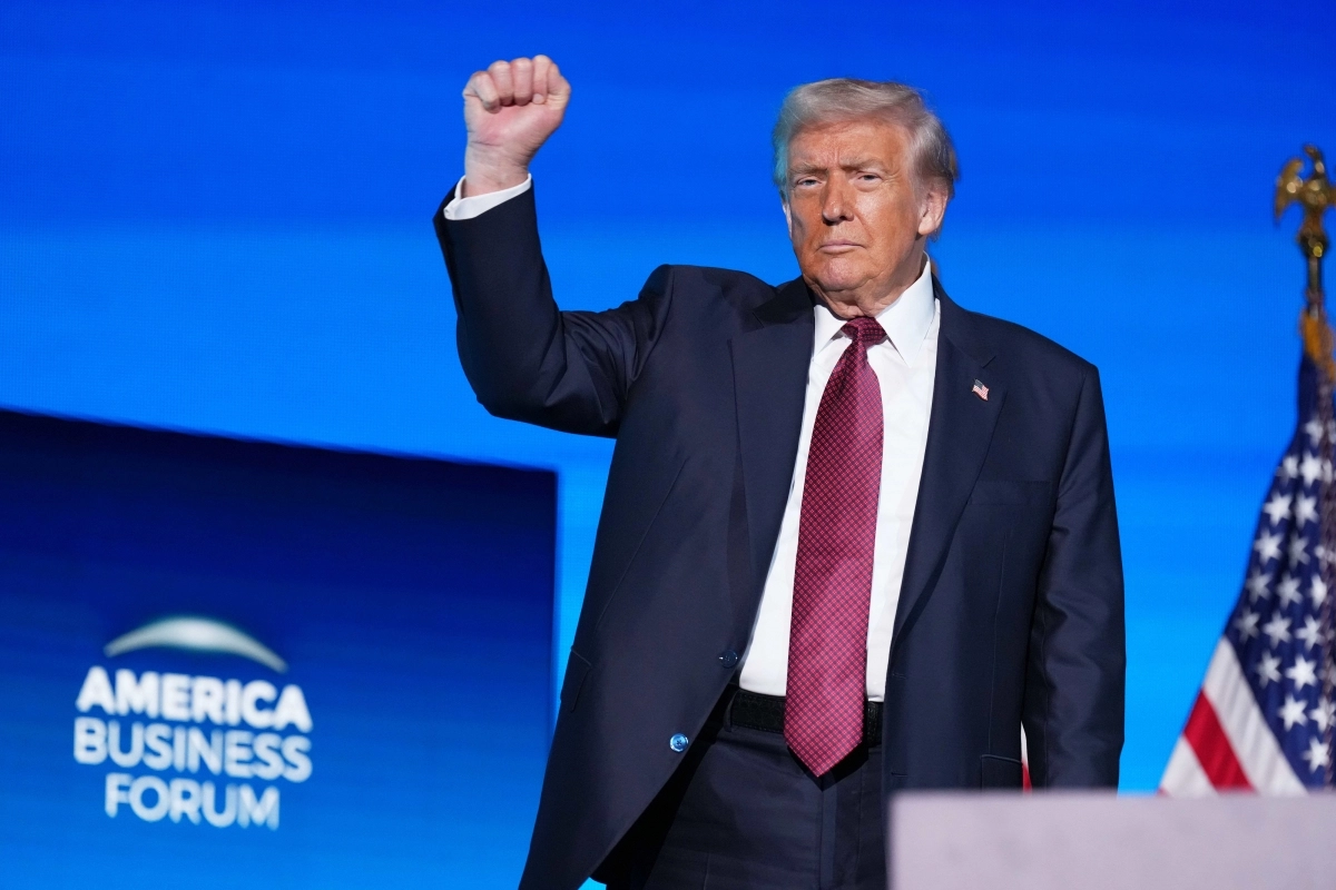 도널드 트럼프 미국 대통령이 5일(현지시간) 플로리다주 마이애미에서 열린 아메리카비즈니스포럼에서 연설을 마치고 퇴장하고 있다. 2025.11.5 마이애미 AP 연합뉴스