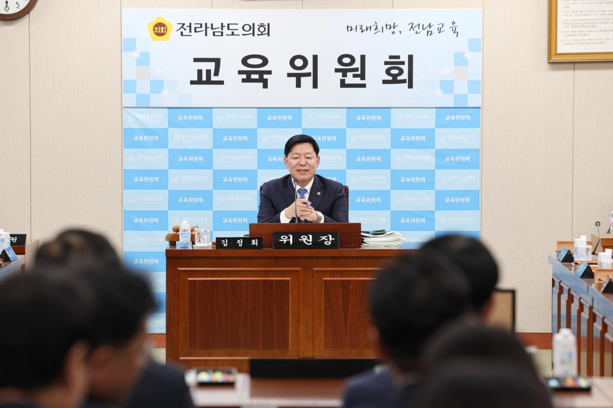 김정희 전남도의회 교육위원장이 전남교육청 행정사무감사에서 질의하고 있다.