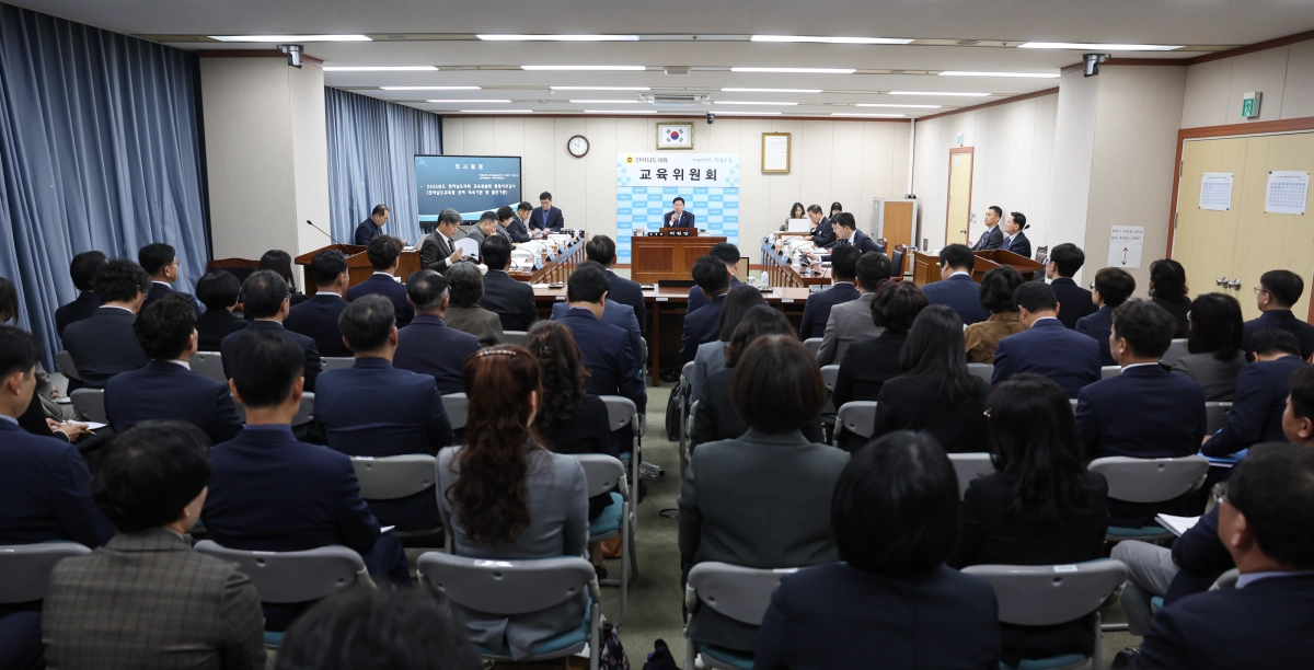 김정희 전남도의회 교육위원장이 전남교육청 행정사무감사에서 질의하고 있다.