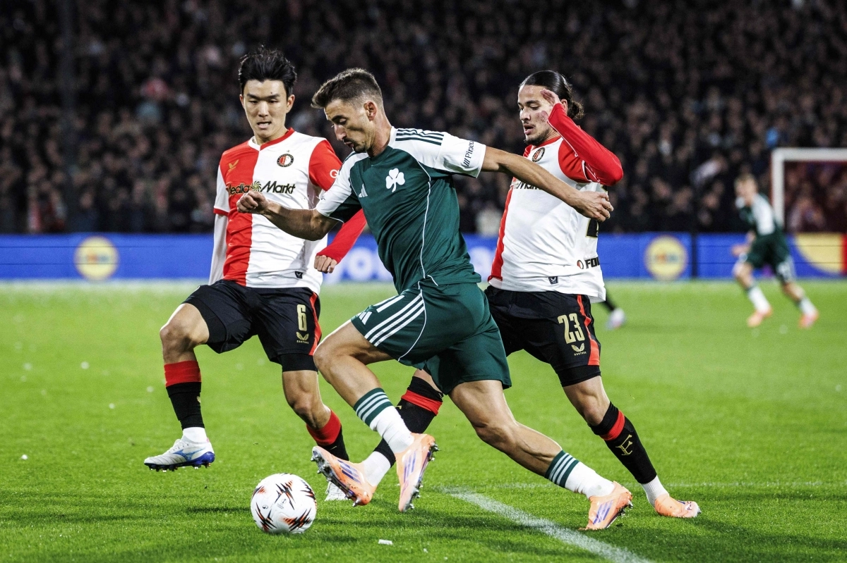 페예노르트 황인범(왼쪽)이 지난달 24일(한국시간) 네덜란드 로테르담의 스타디온 페예노르트에서 열린 2025~26 유로파리그(UEL) 리그 페이즈 3차전 파나시나이코스(그리스)와의 홈 경기에서 수비하고 있다. 이날 황인범은 전반 45분을 소화했고 팀은 3-1로 이겼다. AFP 연합뉴스