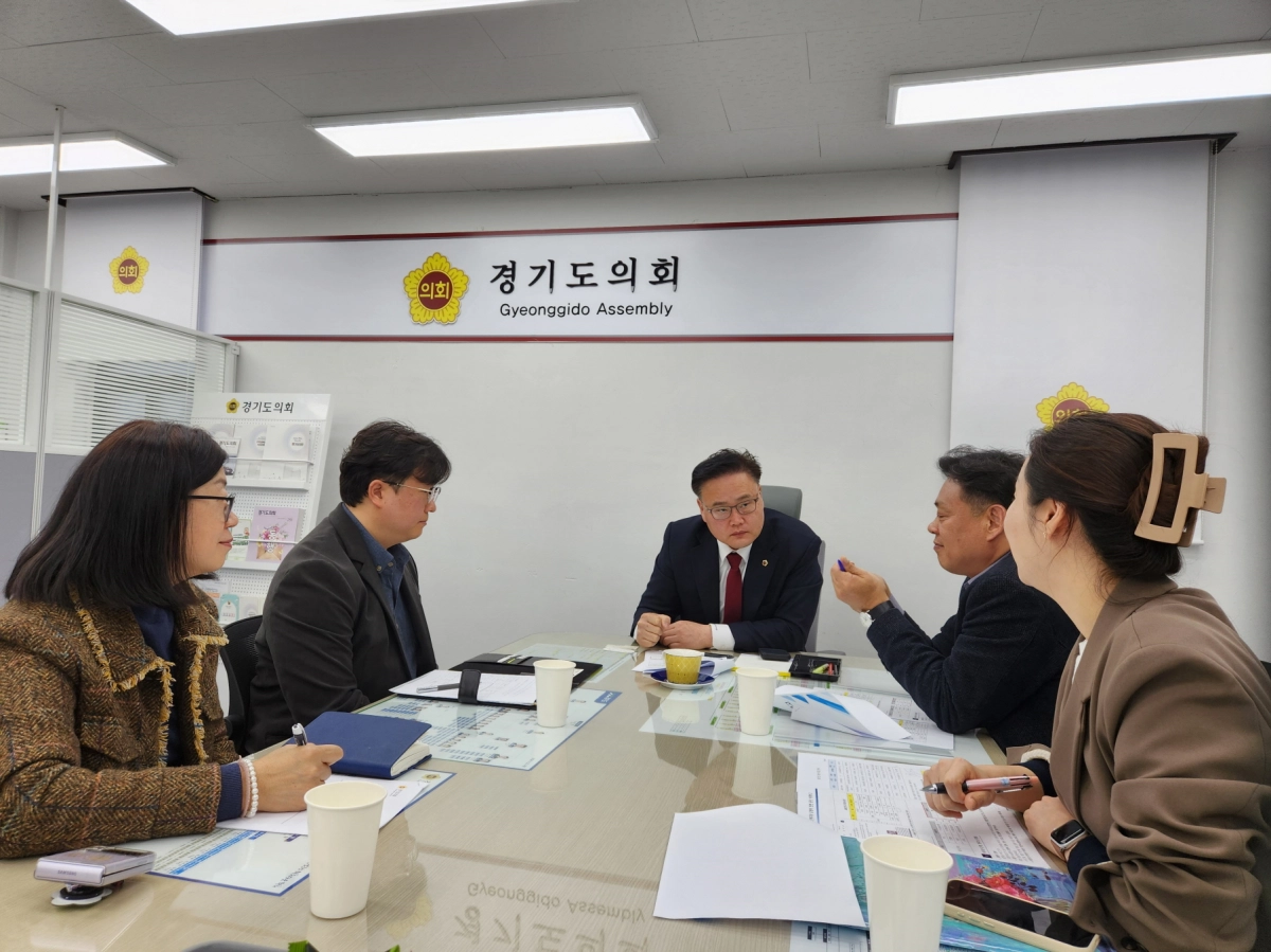 김정영 의원이 5일 도의회 상담소에서 의정부시 사회복지단체와 정담회를 갖고, 취약노인 돌봄 공백 방지를 위한 예산 지원 방안을 논의하고 있다.(사진=경기도의회)