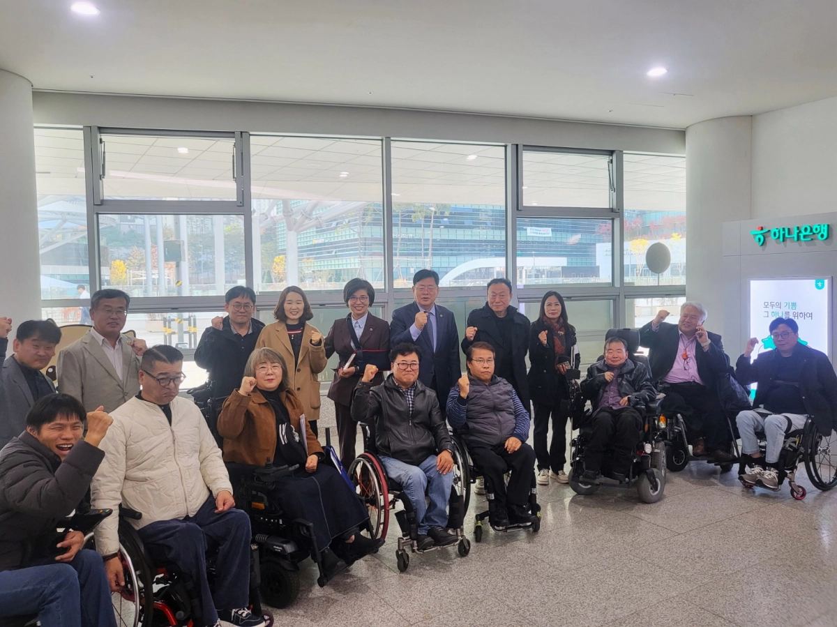 이선구 의원이 11월 6일 경기도의회 로비에서 열린 (사)경기도장애인자립생활센터총연합회와 정담회를 갖고 참석자들과 기념촬영을 하고 있다.(사진=경기도의회)