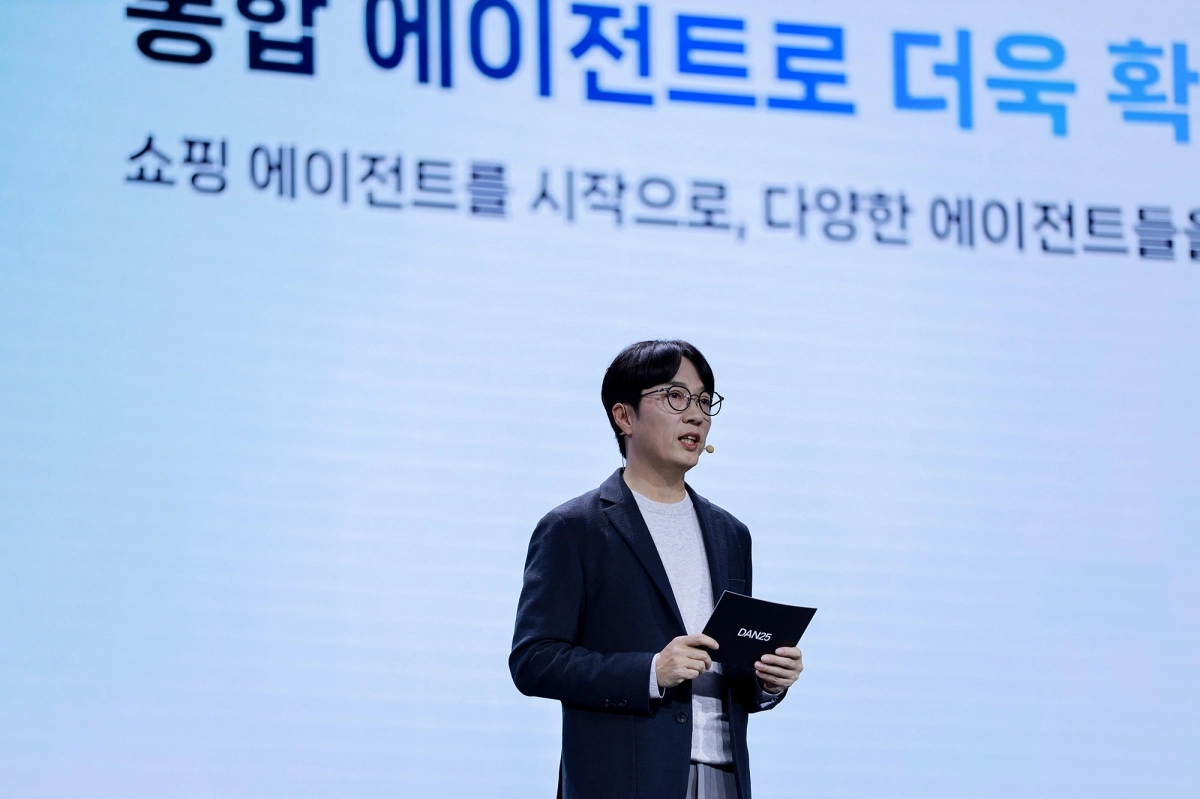 김범준 네이버 COO가  6일 서울 강남구 코엑스 그랜드볼룸에서 열린 단25(DAN25) 콘퍼런스에서 발표하고 있다. 네이버 제공