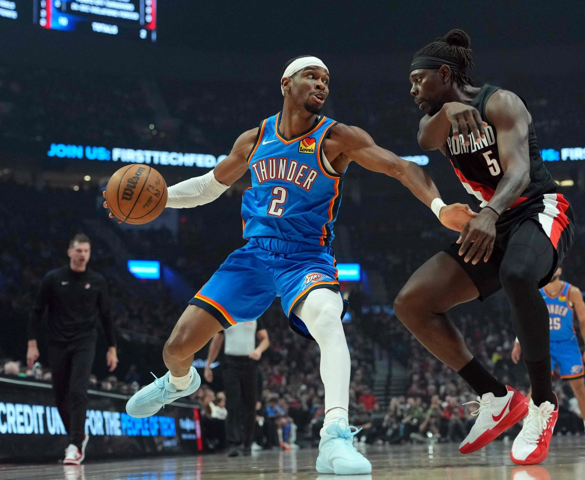 오클라호마시티 선더 샤이 길저스알렉산더가 6일(한국시간) 미국 오리건주 포틀랜드 모다 센터에서 열린 2025~26 미국 프로농구(NBA) 서부 콘퍼런스 정규시즌 포틀랜드 트레일블레이저스와의 원정 경기에서 즈루 홀리데이를 상대로 공격하고 있다. AFP 연합뉴스