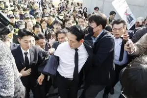 첫 광주행부터 꼬인 장동혁… 시민 반발에 5·18 묘역서 5초 묵념