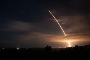 트럼프, ICBM 시험 발사 성공…푸틴 “핵시험 준비 검토” 맞불
