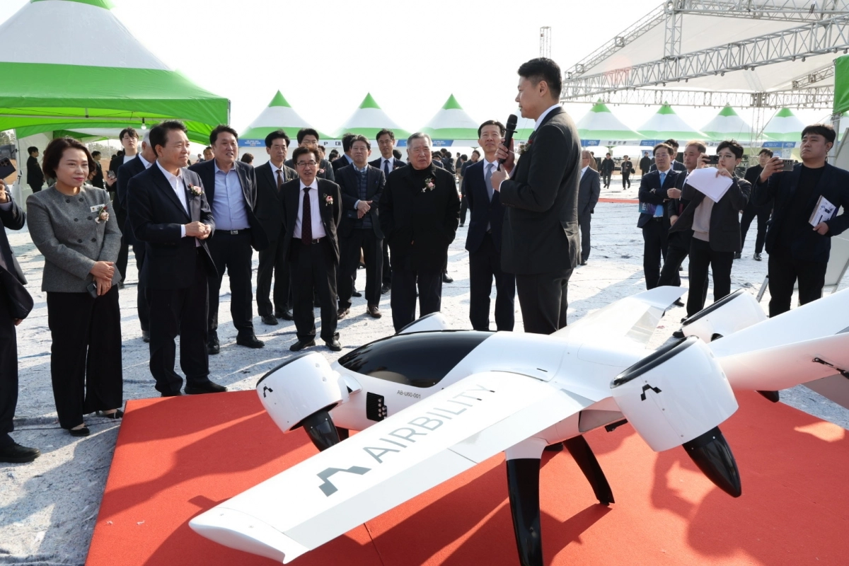 UAM-AAV센터 착공식 행사장에서 전동 수직이착륙 드론을 선보이고 있다. 도 제공