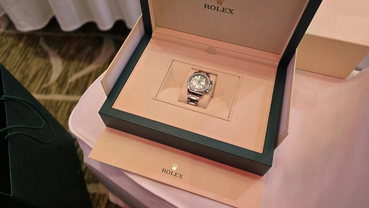 프로야구 LG 트윈스의 구단주이기도 한 구광모 LG그룹 회장이 한국시리즈 최우수 선수인 김현수에게 전달한 고급시계. LG 트윈스 제공