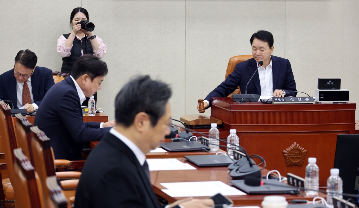 성일종(오른쪽) 국회 국방위원회 위원장이 6일 국회에서 열린 국방위원회 군복지개선소위원회에서 의사봉을 두드리고 있다. 뉴시스