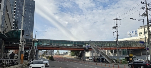 서울 구로구 구로역-NC백화점 연결 통로의 보강공사가 진행 중이다.   구로구 제공