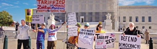 5일(현지시간) 미국 워싱턴DC 연방대법원 앞에 모인 시위대가 도널드 트럼프 행정부의 관세 조치를 규탄하고 있다. 이날 연방대법원은 트럼프 행정부가 국제비상경제권한법(IEEPA)을 활용해 특정 국가에 관세를 부과한 조치가 합법적인지에 대해 구두 변론을 진행했다. 워싱턴DC AFP 연합뉴스
