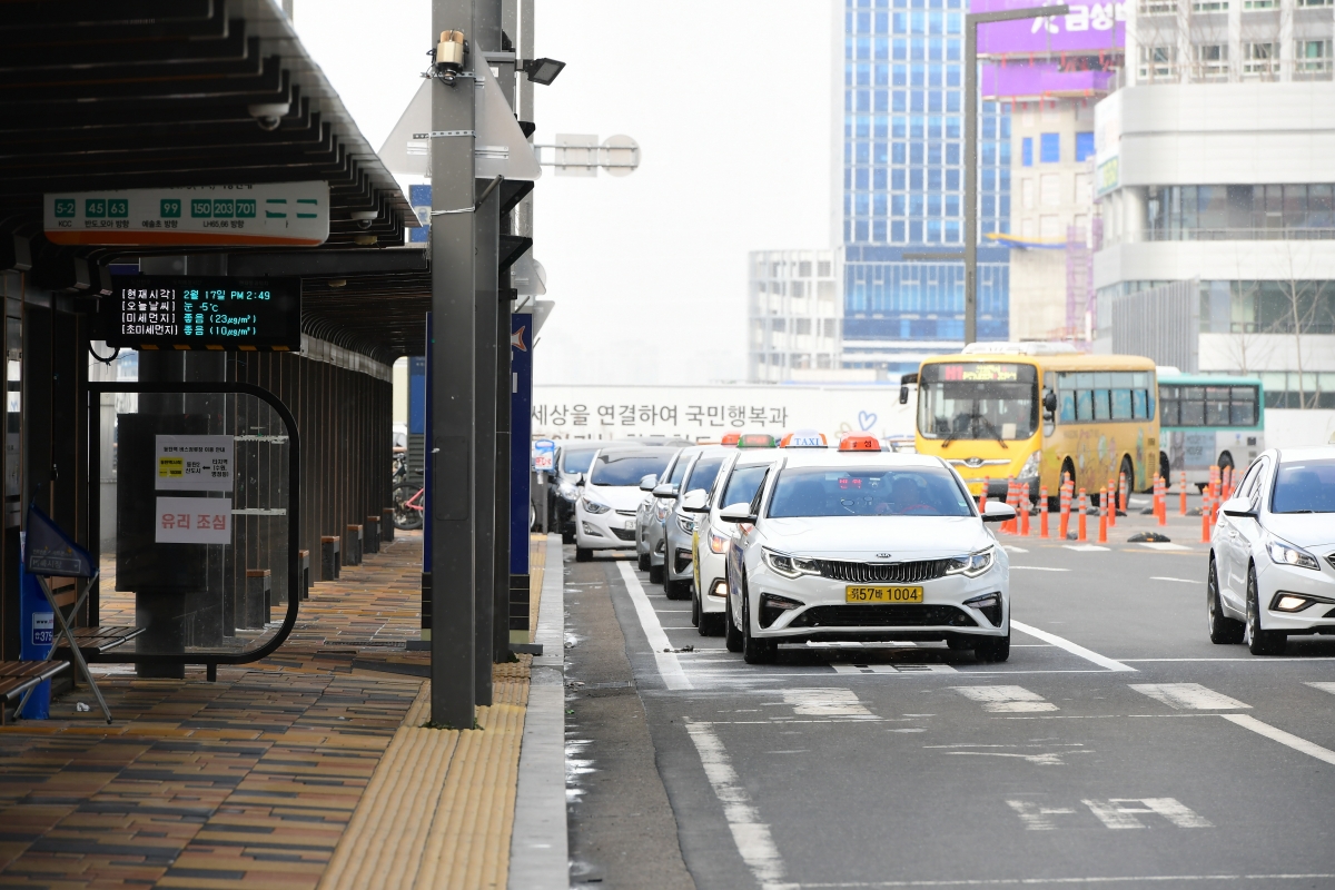 택시 승강장에  정차해 있는 택시. 서울신문 DB