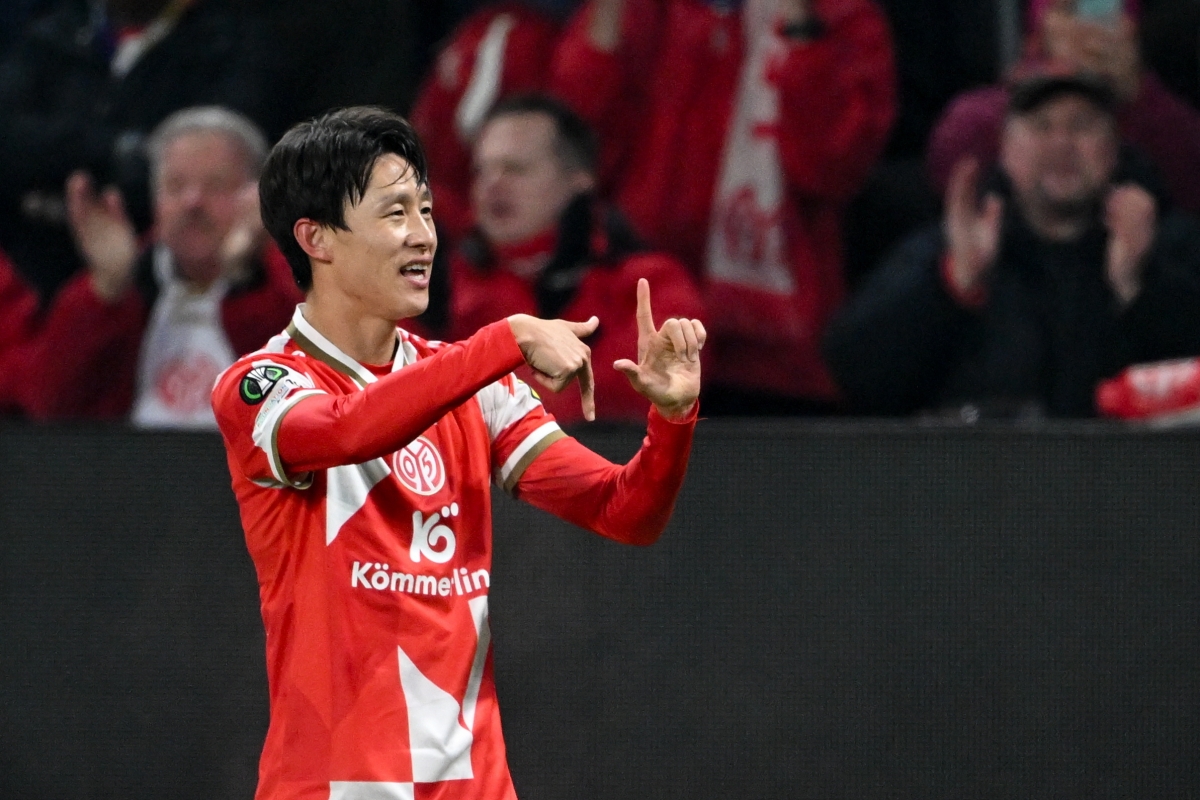 마인츠 이재성이 7일(한국시간) 독일 마인츠의 메바 아레나에서 열린 2025~26 유럽콘퍼런스리그(UECL) 리그 페이즈 3차전 피오렌티나와의 홈 경기에서 결승 골을 넣은 뒤 세레머니하고 있다. EPA 연합뉴스