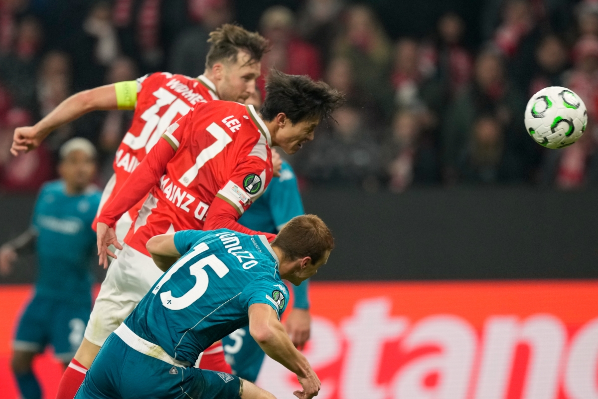 마인츠 이재성이 7일(한국시간) 독일 마인츠의 메바 아레나에서 열린 2025~26 유럽콘퍼런스리그(UECL) 리그 페이즈 3차전 피오렌티나와의 홈 경기에서 헤더 결승 골을 넣고 있다. AP 연합뉴스