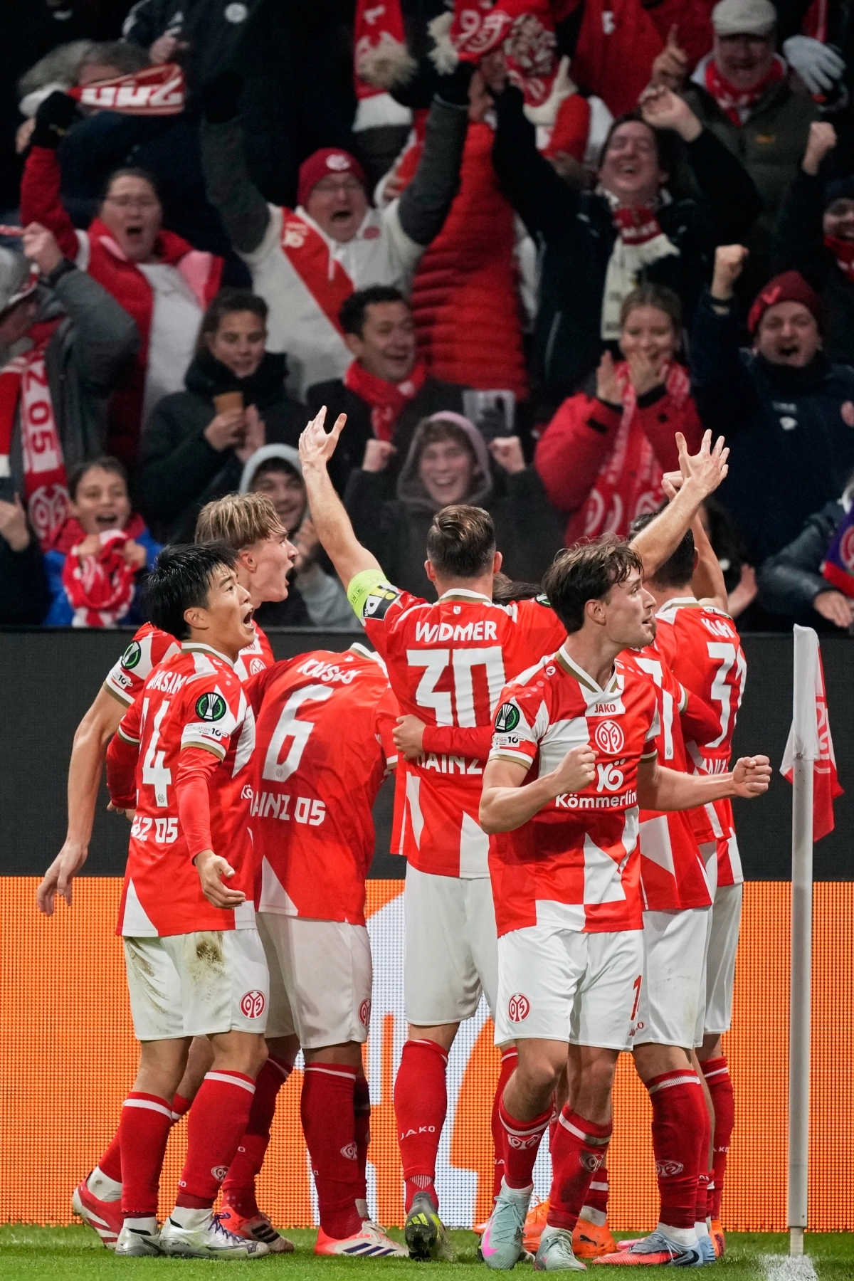 마인츠 선수들이 7일(한국시간) 독일 마인츠의 메바 아레나에서 열린 2025~26 유럽콘퍼런스리그(UECL) 리그 페이즈 3차전 피오렌티나와의 홈 경기에서 이재성의 헤더 결승 골이 터진 뒤 관중들과 기뻐하고 있다. AP 연합뉴스