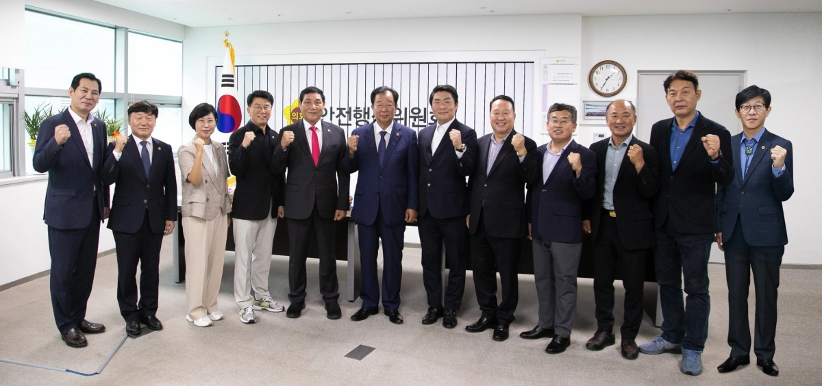 경기도의회 안전행정위원회(위원장 임상오)가 11월 7일 경기도 소방서 현지감사에 앞서 기념촬영을 하고 있다.(사진=경기도의회)