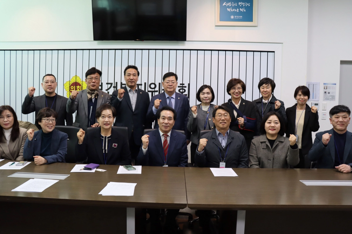 이선구 의원이 11월 5일 보건복지위원회 위원장실에서 2026년도 경기도 본예산(안)에 포함된 노인복지 관련 예산 삭감 문제를 논의한 후 비대위 관계자들과 기념촬영을 하고 있다.(사진=경기도의회)