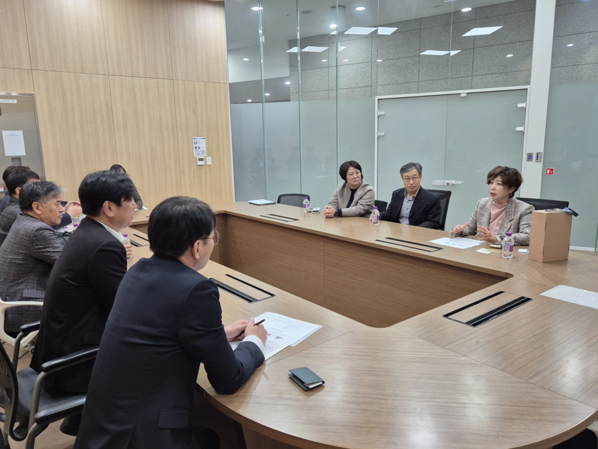 정경자 의원이 11월 6일 경기도의회 정담회실에서 경기도장애인직업재활시설협회 관계자들과 간담회를 진행하고 있다.(사진=경기도의회)