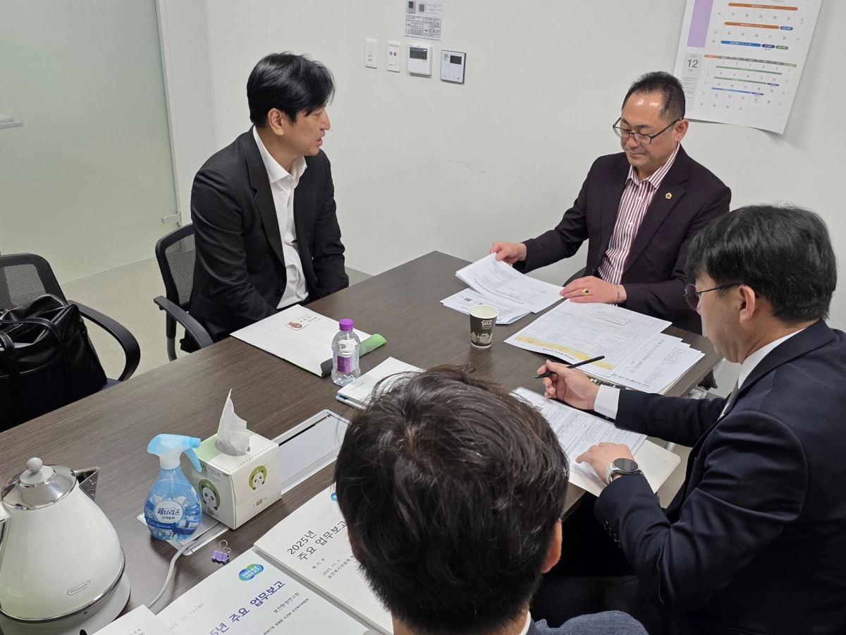 김완규 의원이 경기도의회에서 의원실에서 경기도장애인직업재활시설협회 관계자들과 간담회를 진행하고 있다.(사진=경기도의회)