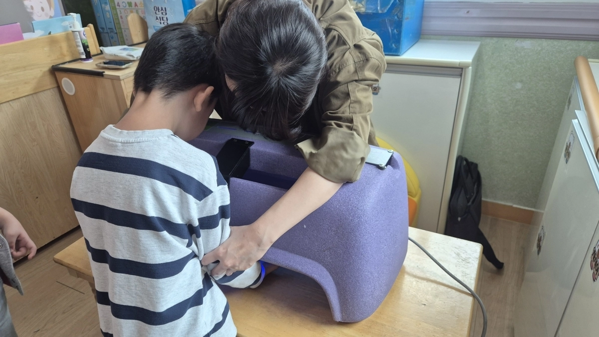 서울 구로구 관계자가 한 어린이집에서 뷰 박스를 활용해 손 씻기 교육을 하고 있다.   구로구 제공