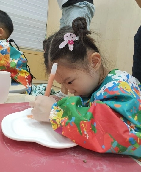 도자기 페인팅 체험 활동.