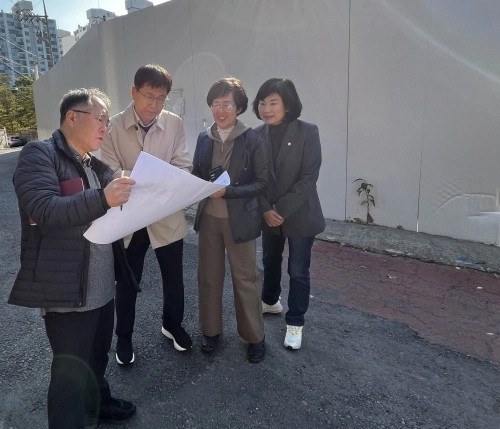 성해란(오른쪽 첫 번째) 동대문구의회 의원이 동대문구 홍릉동 6구역 재개발 지역에 대해 사전 점검을 하고 있다. 의원 측 제공