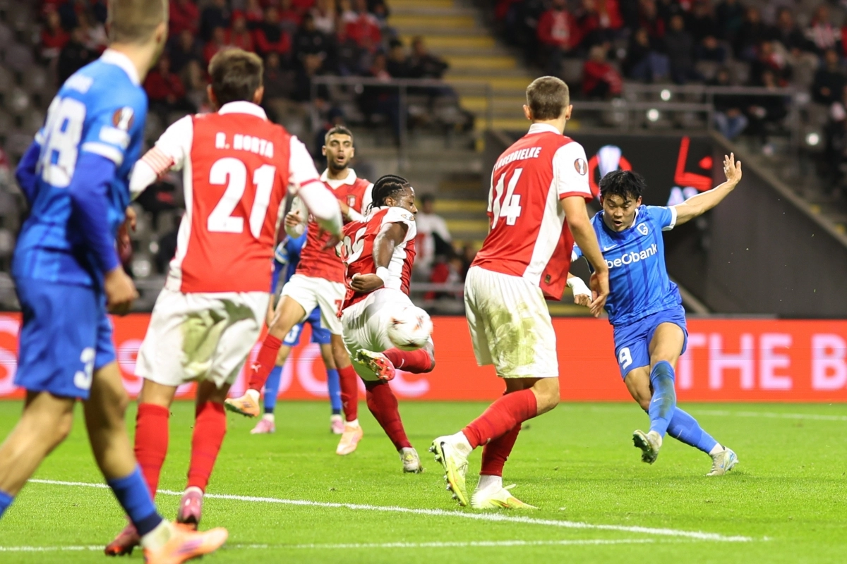 헹크 오현규가 7일(한국시간) 포르투갈 브라가의 이스티디우 무니시팔 드 브라가에서 열린 2025~26 유로파리그(UEL) 리그 페이즈 4차전 브라가와의 원정 경기에서 골을 넣고 있다. AP 연합뉴스