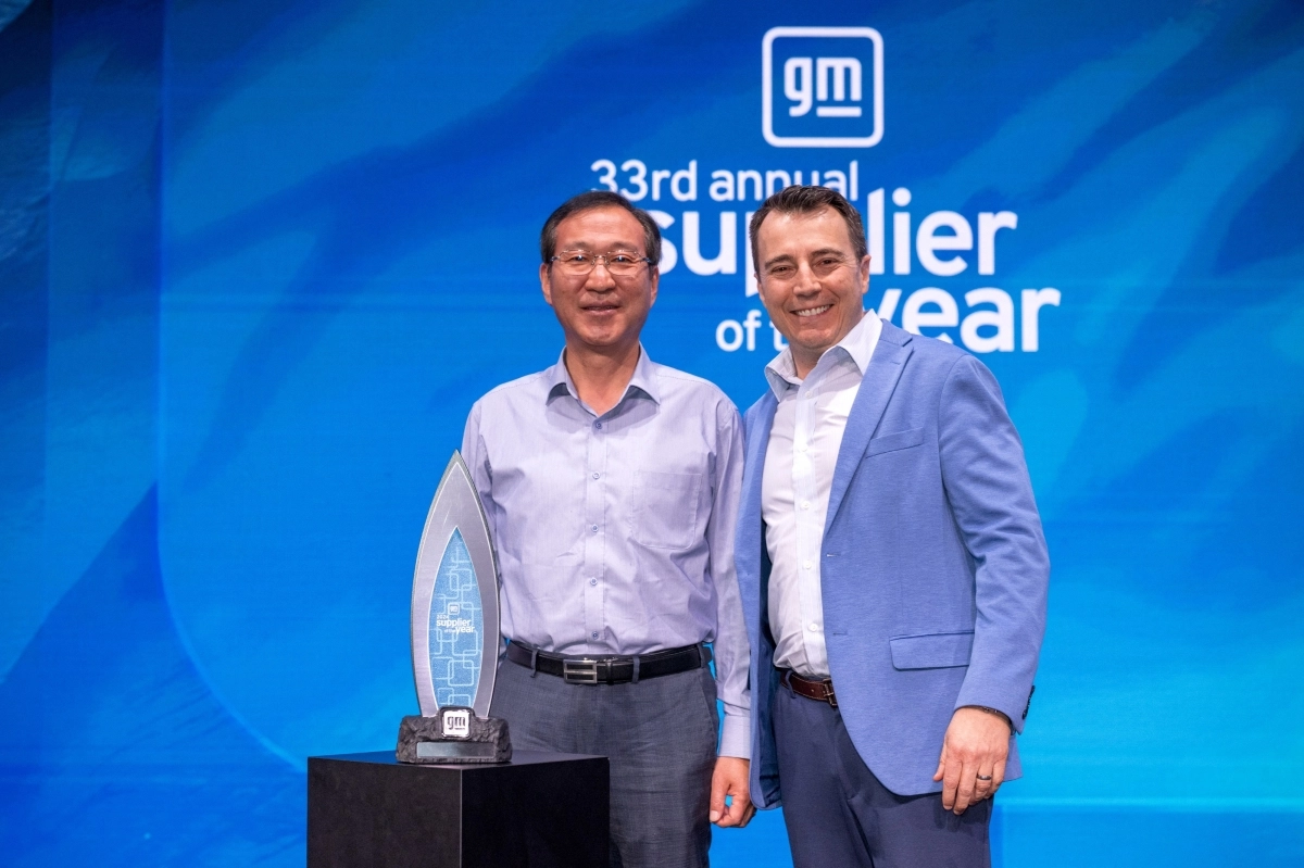 지난 4월 열린 GM의 ‘올해의 협력사’ 시상식에서 권형순 SNT모티브 권형순 대표이사(왼쪽)가 GM 글로벌 구매본부 임원 Marcelo Conti와 기념 촬영을 하고 있다. SNT모티브 제공