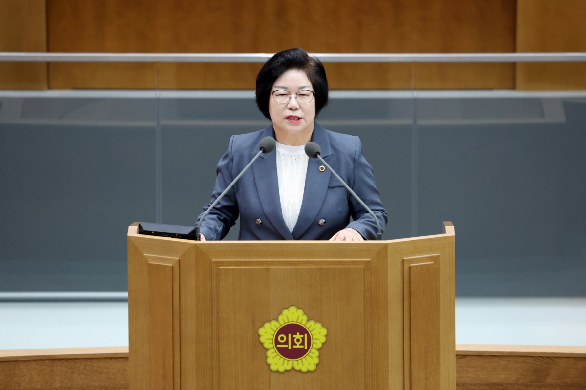 김옥순 의원이 6일 열린 제387회 제3차 본회의에서 도정질문을 하고 있다.(사진=경기도의회)