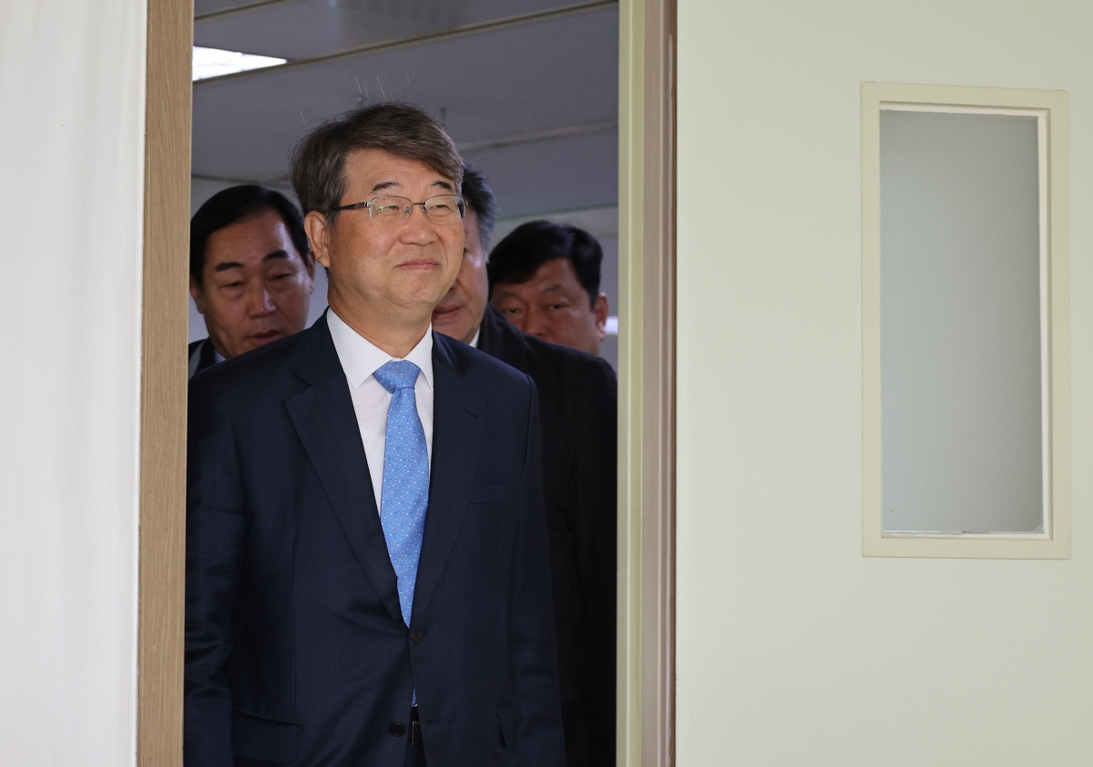 한국노총 방문한 김지형 신임 경사노위 위원장     (서울=연합뉴스) 김주형 기자 = 김지형 신임 경제사회노동위원회 위원장이 7일 서울 여의도 한국노총을 방문하고 있다. 2025.11.7