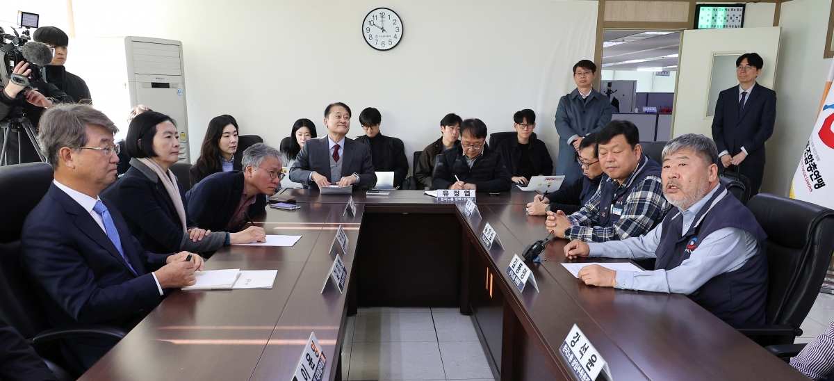 발언하는 김동명 한국노총 위원장     (서울=연합뉴스) 김주형 기자 = 김동명 한국노총 위원장(오른쪽)이 7일 서울 여의도 한국노총을 방문한 김지형 신임 경제사회노동위원회 위원장 등과 간담회 하고 있다. 2025.11.7