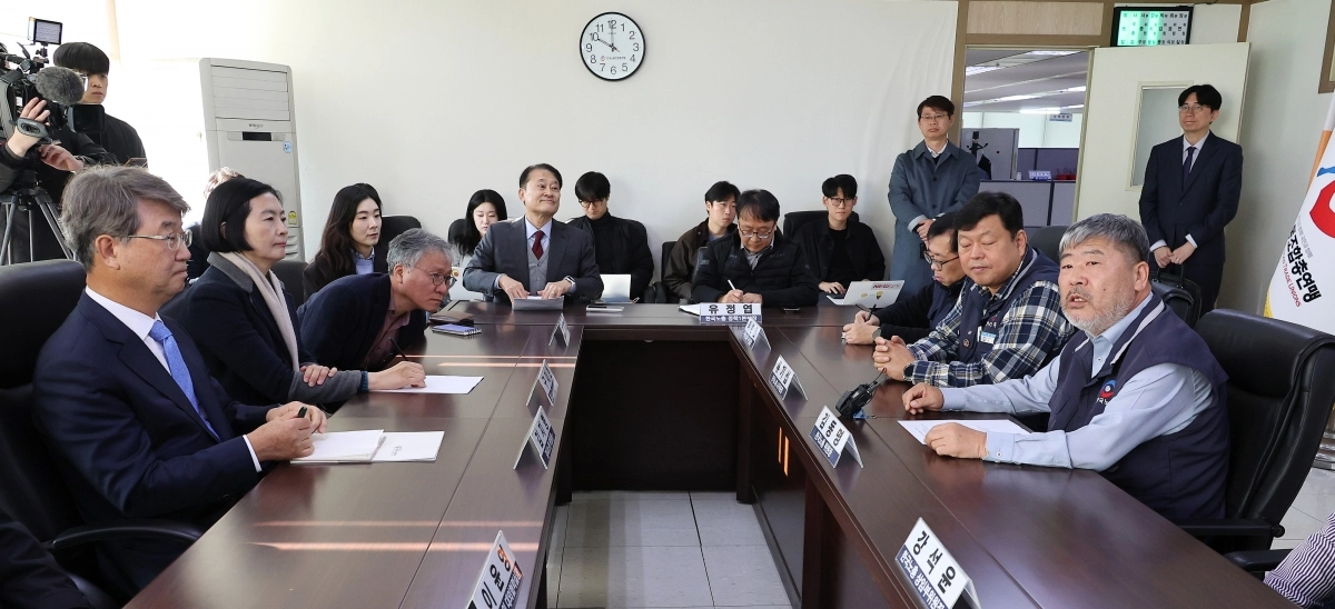 발언하는 김동명 한국노총 위원장     (서울=연합뉴스) 김주형 기자 = 김동명 한국노총 위원장(오른쪽)이 7일 서울 여의도 한국노총을 방문한 김지형 신임 경제사회노동위원회 위원장 등과 간담회 하고 있다. 2025.11.7