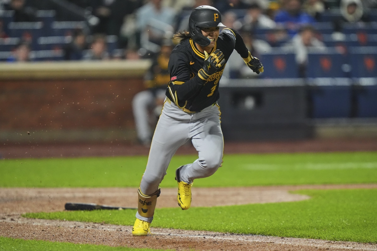 배지환이 5월 15일(한국시간) 미국 뉴욕 시티필드에서 열린 2025 MLB 정규시즌 뉴욕 메츠와 원정 경기에서 5회 기습 번트를 시도한 뒤 1루로 질주하고 있다. 뉴욕 AP 연합뉴스