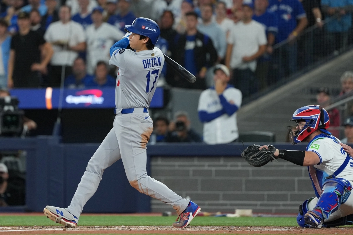 오타니 쇼헤이(로스앤젤레스 다저스)가 2일(한국시간) 캐나다 토론토 로저스센터에서 열린 2025 미국 메이저리그(MLB) 월드시리즈(WS) 7차전 토론토 블루제이스와의 원정 경기에서 타격하고 있다. 로이터 연합뉴스