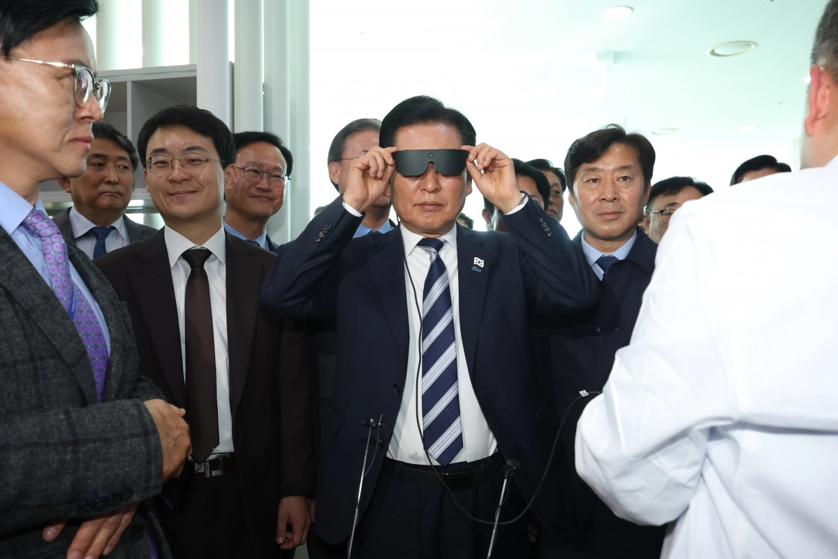 연구 장비 살펴보는 정청래 대표