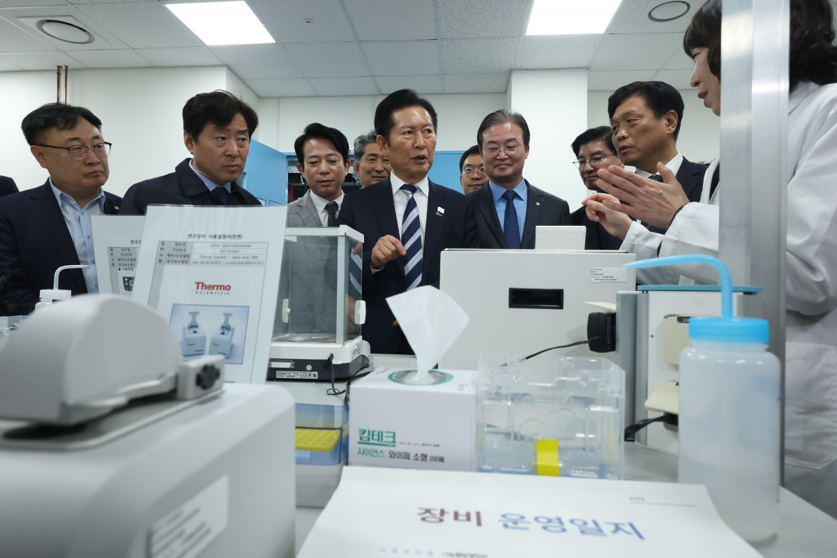 더불어민주당 정청래 대표, 오송첨단의료산업진흥재단 방문