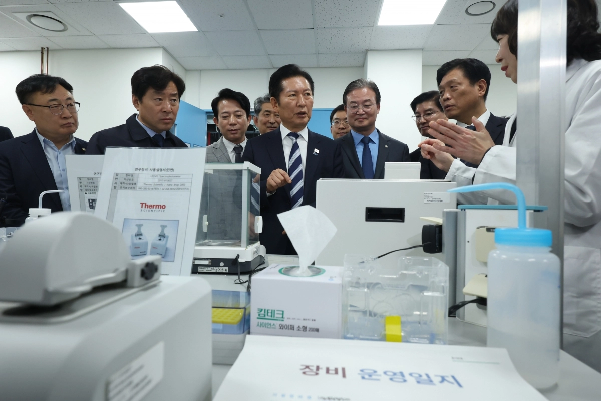 더불어민주당 정청래 대표, 오송첨단의료산업진흥재단 방문