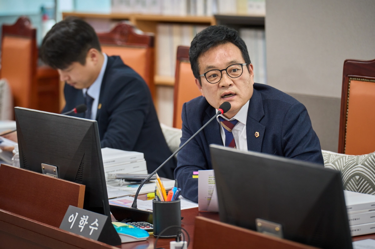 이학수 의원이 11월 7일 열린 문화체육관광국 행정사무감사에서 질의하고 있다.(사진=경기도의회)