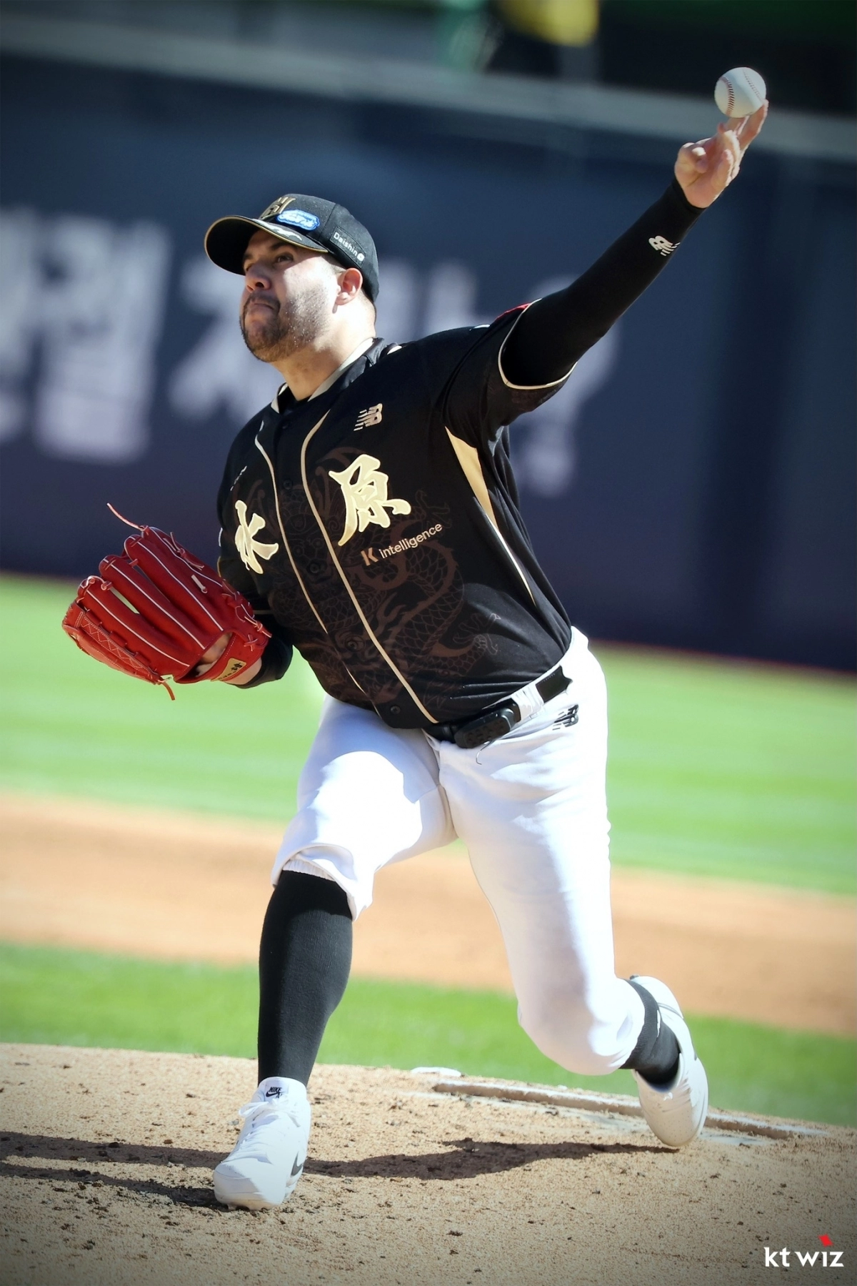 프로야구 kt 위즈 유니폼을 입고 공을 던지는 엔마누엘 데 헤이수스. kt 위즈 소셜미디어(SNS)