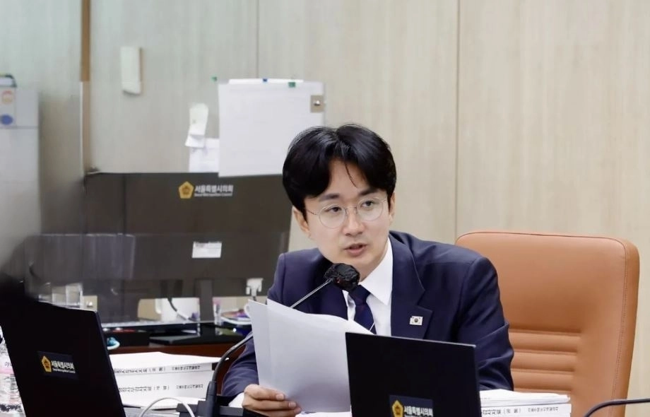 행정사무감사에서 질의하는 서준오 의원