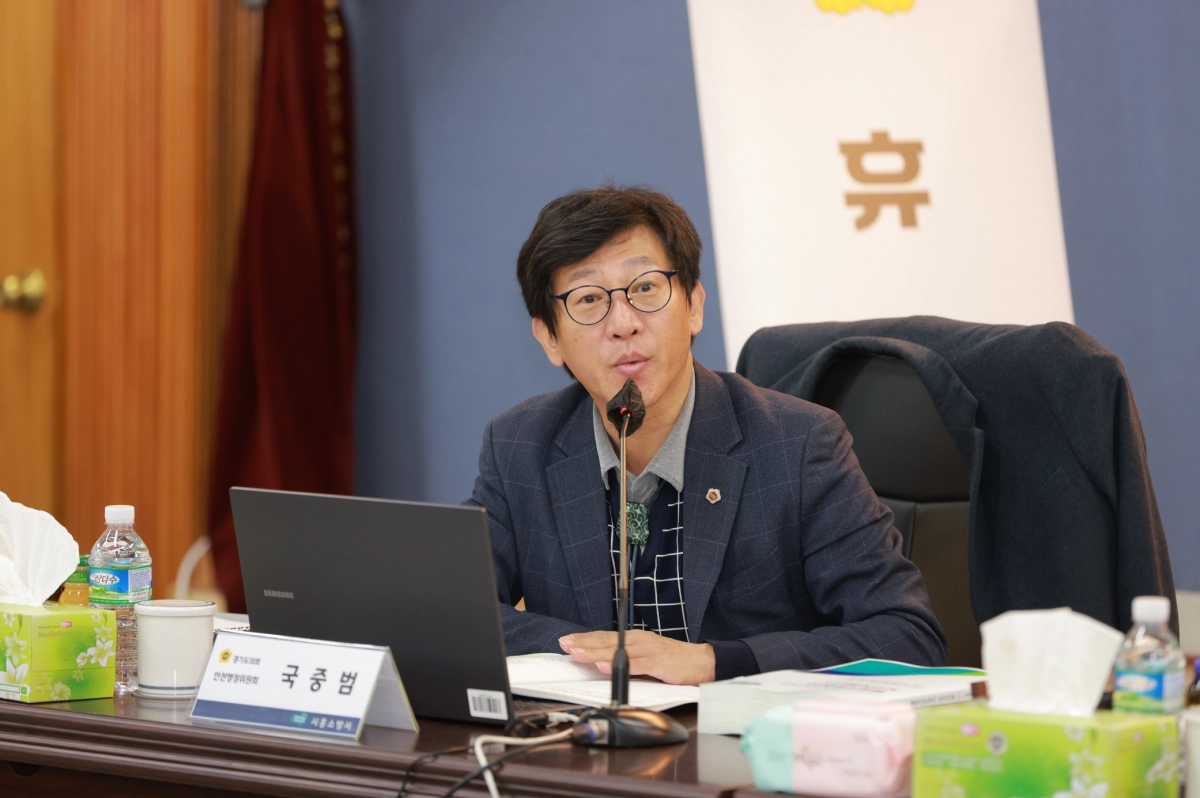 국중범 의원이7일 시흥소방서에서 실시된 2025년 행정사무감사에서 질의하고 있다.(사진=경기도의회)