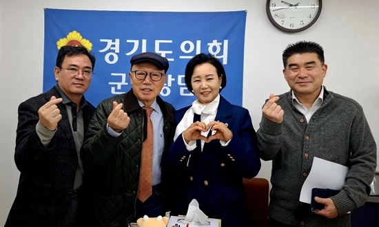 정윤경 부의장이 6일 경기도의회 군포상담소에서 경기도수의사회 군포지부 관계자들과 기념촬영을 하고 있다.(사진=경기도의회)