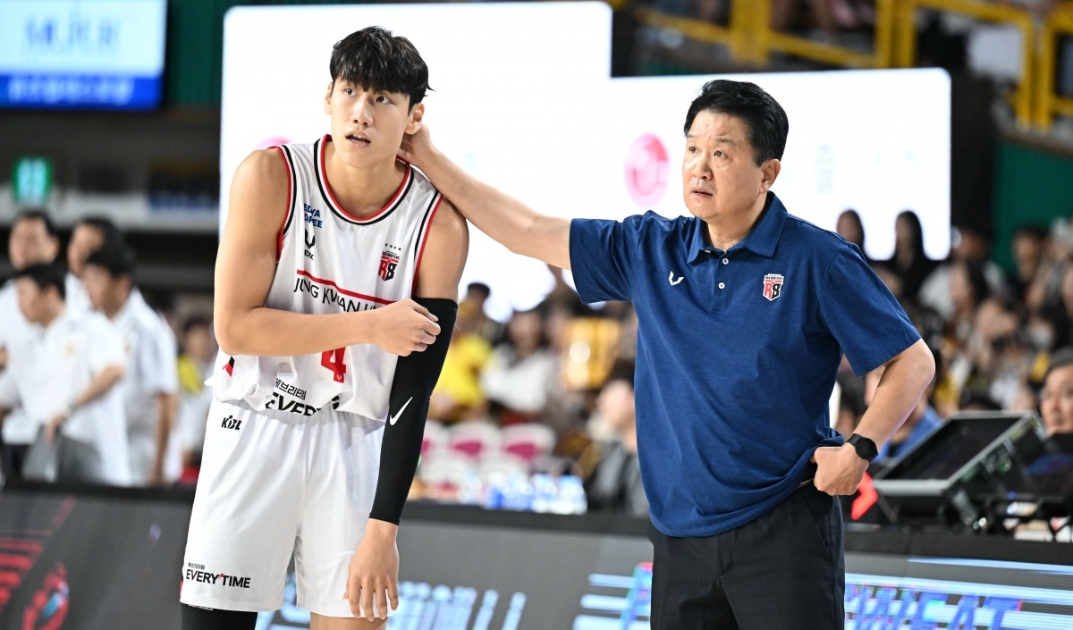 유도훈 안양 정관장 감독이 지난달 15일 창원체육관에서 열린 2025~26 프로농구 정규시즌 창원 LG와의 원정 경기에서 지난해 1순위 신인 박정웅과 대화하고 있다. KBL 제공