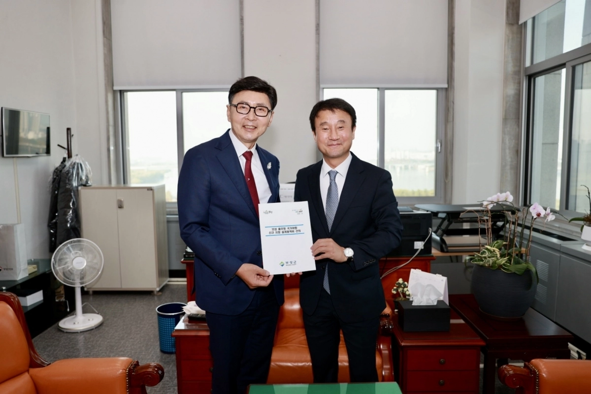 김철우 군수와 한병도(오른쪽) 예산결산특별위원장이 기념사진을 찍고 있다.