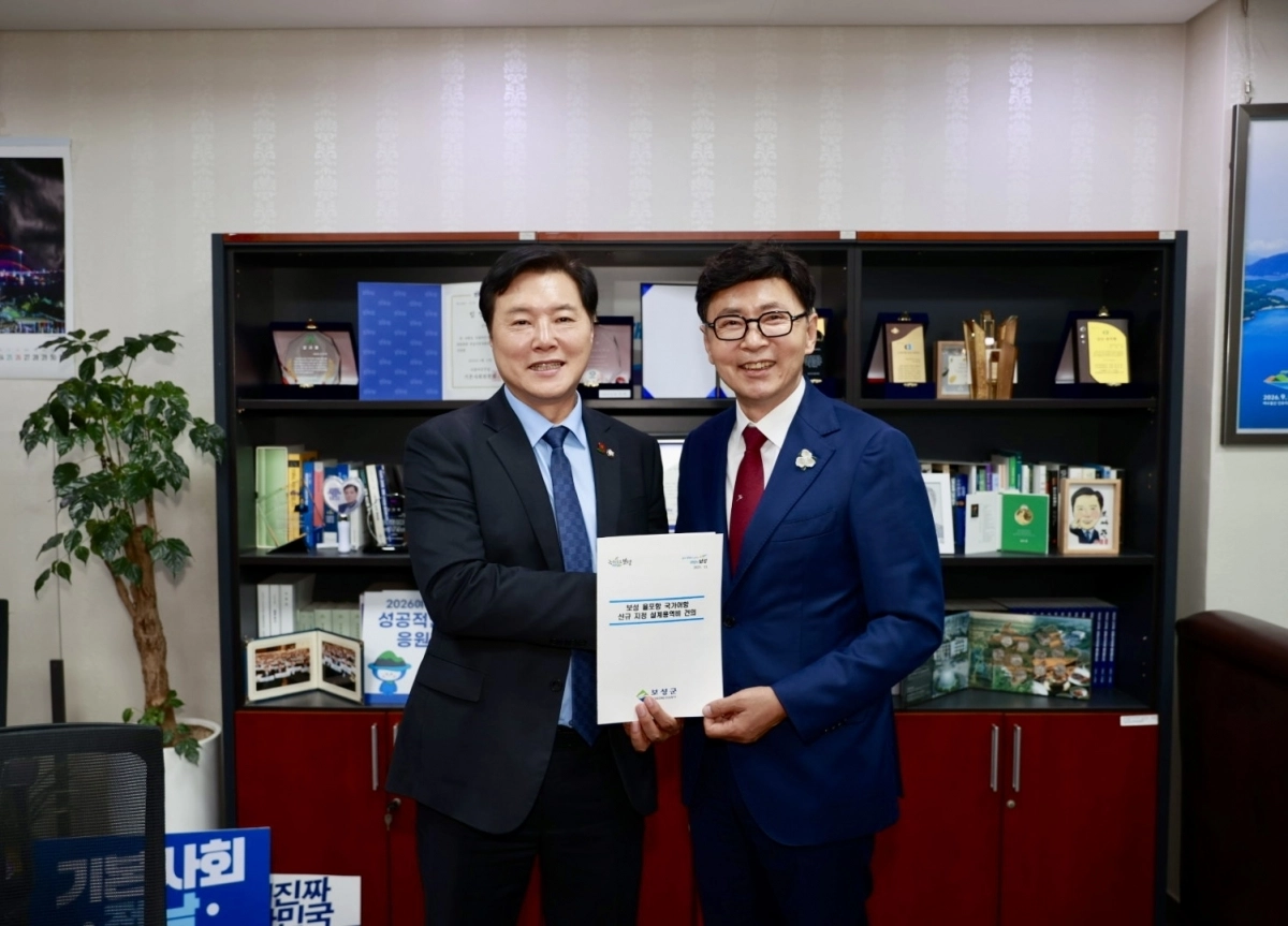 김철우 군수와 조계원(왼쪽) 예결위원이 기념사진을 찍고 있다.